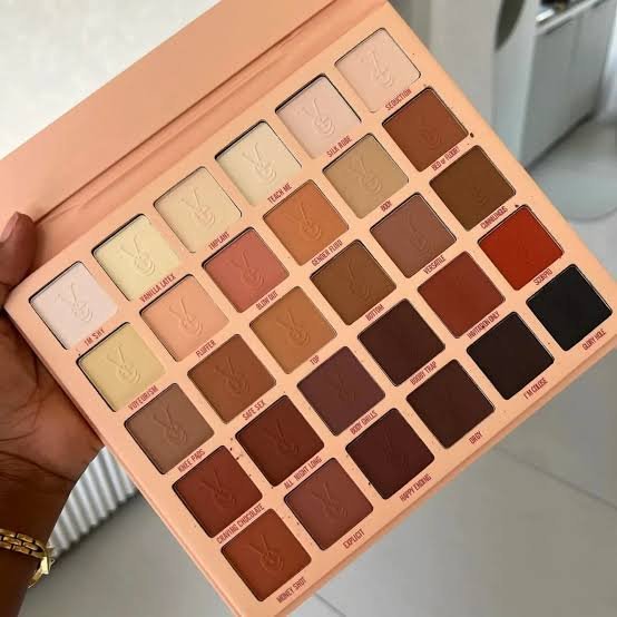 Vee Beauty Naked Eyeshadow Palette |