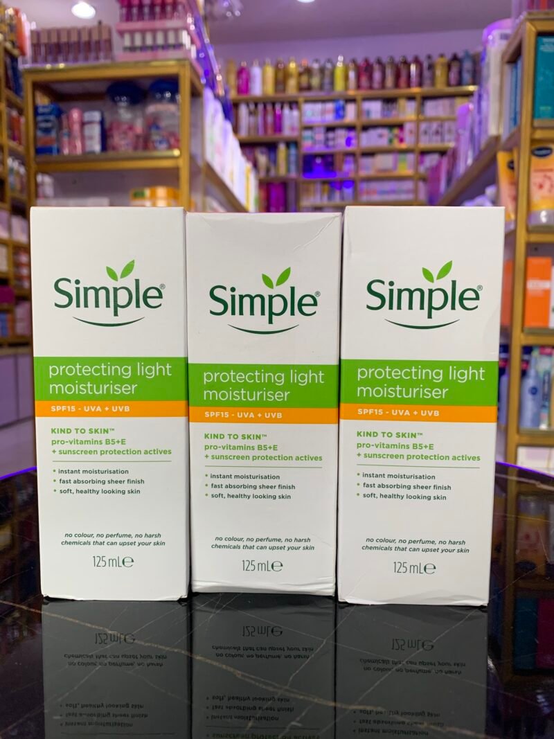 Simple Protecting Light Moisturizer SPF15 UVA + UVB 125ml